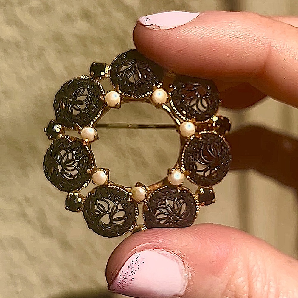 VICTORIAN ERA Black lace Filagree gold brooch pin